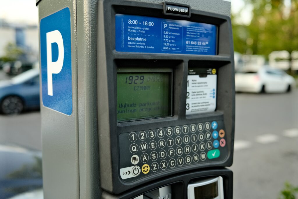 Kluczowe zmiany w systemie płatnego parkowania w Krośnie – nowe strefy, stawki